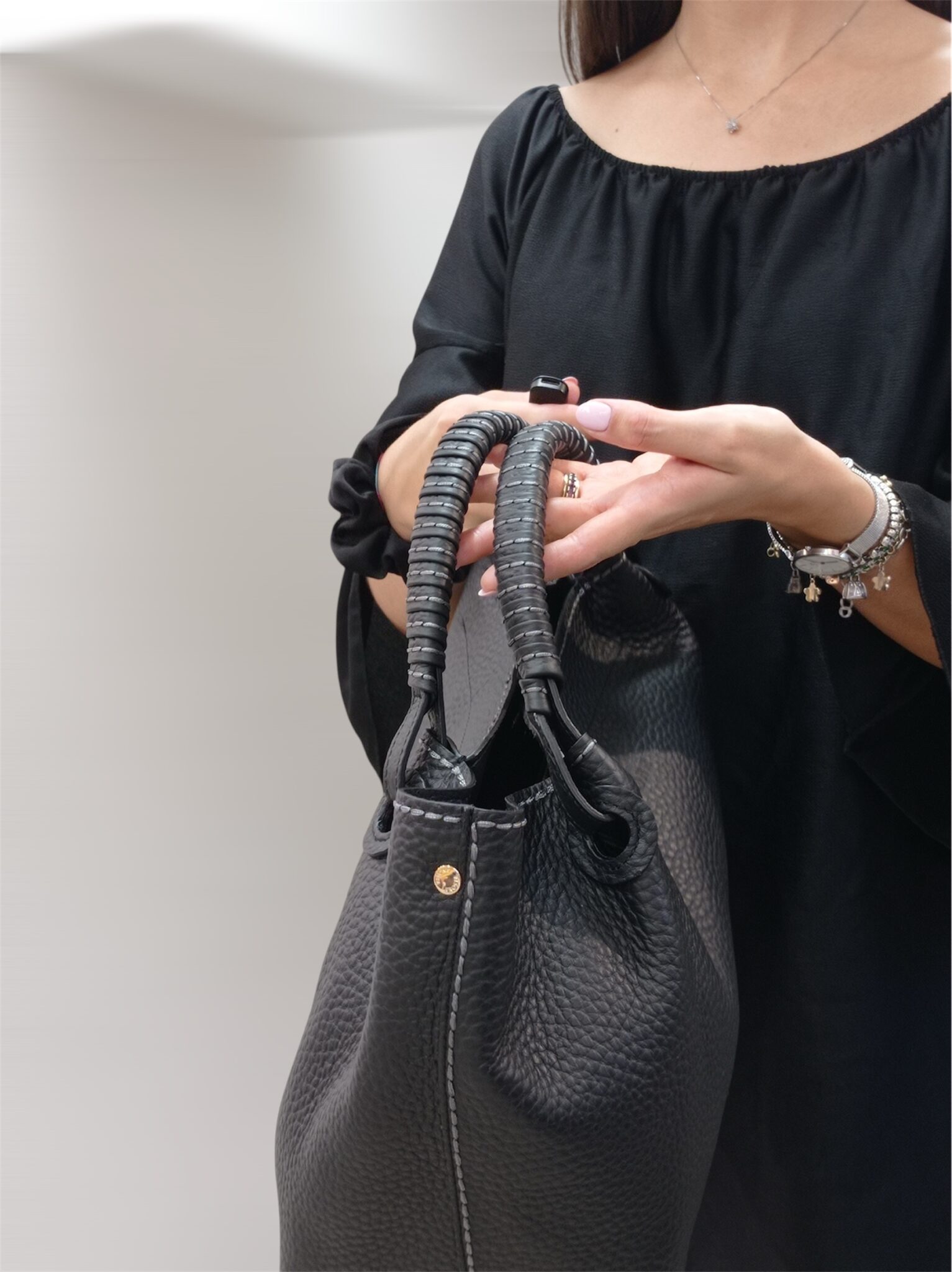 Dettaglio manico intrecciato borsa Mia nero